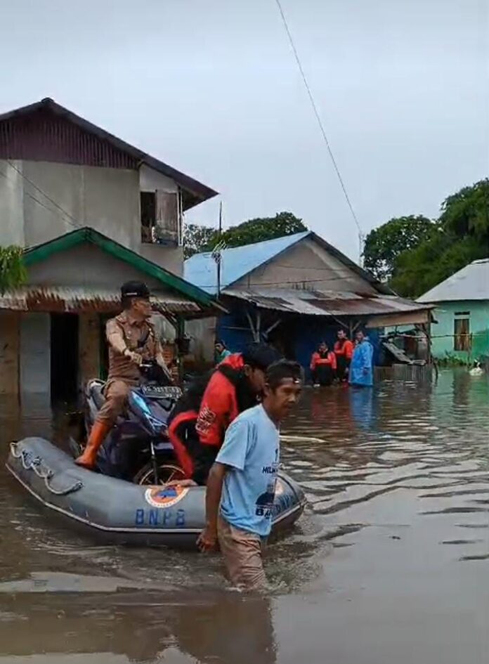 Kepala Kecamatan turun langsung mengevakuasi motor milik warga